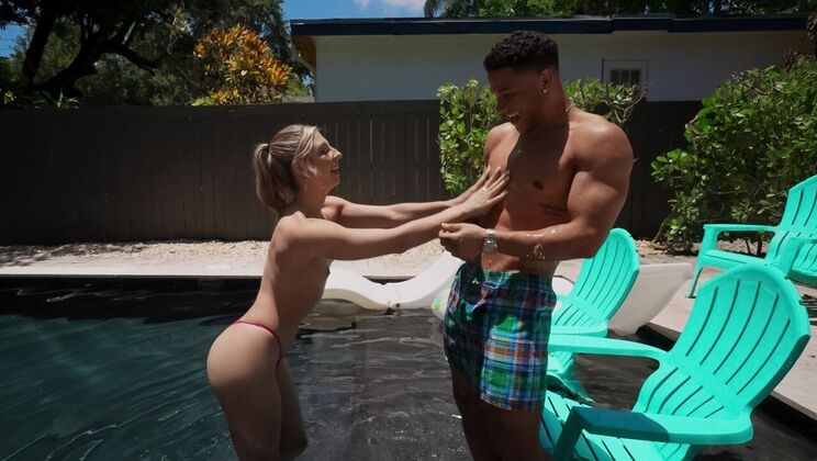 Sneaky Outdoor Fuck: Creampie Finish